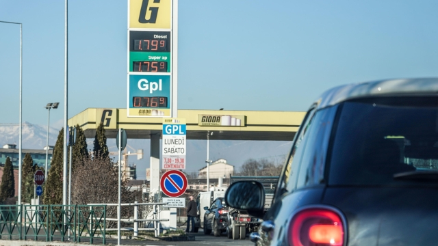 Caro carburante, per ovviare al problema dei rincari dei carburanti la scelta alternativa per molti automobilisti sono le cosiddette pompe bianche, quelle senza logo, Torino, 13 gennaio 2023. ANSA/JESSICA PASQUALON