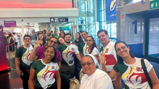 Il gruppo di brasiliani all'Aeroporto di Fiumicino in attesa di imbarcarsi sul volo diretto a Lisbona, 31 Luglio 2023. ANSA/TELENEWS