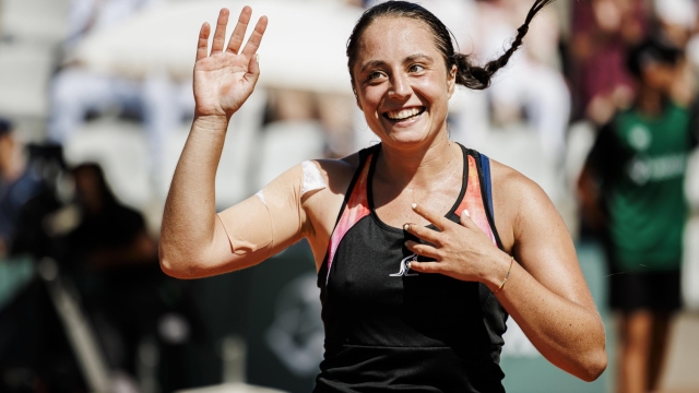 epa10777370 Elisabetta Cocciaretto of Italy celebrates after winning against Clara Burel from France in the final match at the WTA Ladies Open tennis tournament, in Lausanne, Switzerland, 30 July 2023.  EPA/VALENTIN FLAURAUD