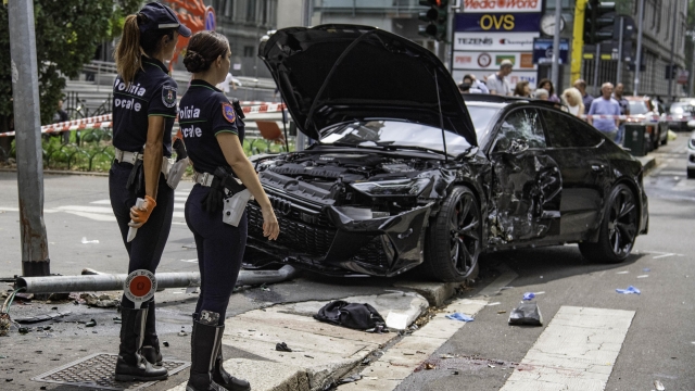 Il luogo del grave incidente a Milano causato da due auto che si sono scontrate in viale Umbria all'angolo con via Colletta. Nello schianto, una delle due vetture è finita contro un pedone, travolgendolo, 1 Agosto 2023. ANSA/ANDREA FASANI