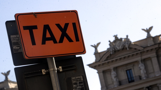 La stazione dei Taxi in piazza della Repubblica, Roma, 02 agosto 2023. ANSA/ANGELO CARCONI