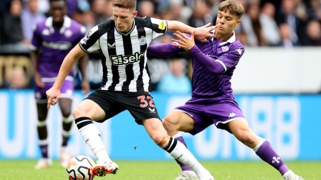 NEWCASTLE UPON TYNE, ENGLAND - AUGUST 05: Elliot Anderson of Newcastle United holds off Lorenzo Amatucci of ACF Fiorentina during the Sela Cup match between ACF Fiorentina and Newcastle United at St James' Park on August 05, 2023 in Newcastle upon Tyne, England. (Photo by George Wood/Getty Images)