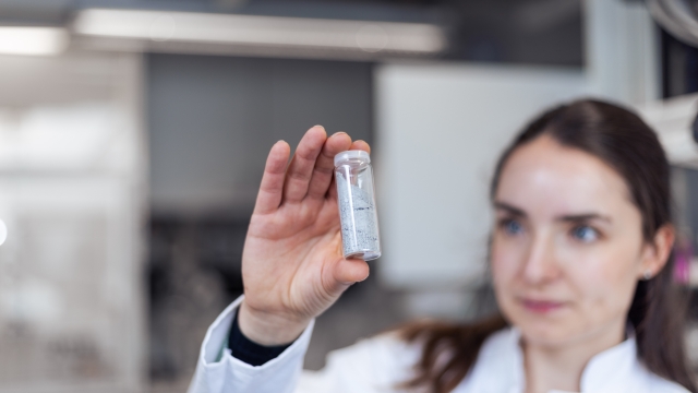 Betty Leibiger, a doctoral student in chemistry at TU Bergakademie Freiberg, wants to recover metals from fly ash or slag left over from the incineration of household waste.