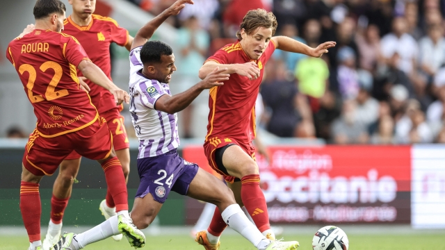 TOPSHOT - Toulouse's Venezuelan midfielder Cristian Casseres Jr. (2-R) fights for the ball with AS Roma's Italian midfielder Edoardo Bove (R) during a friendly football match between Toulouse (TFC) and AS Roma (ASR) at the Stadium TFC in Toulouse, southwestern France, on August 6, 2023. (Photo by Charly TRIBALLEAU / AFP)