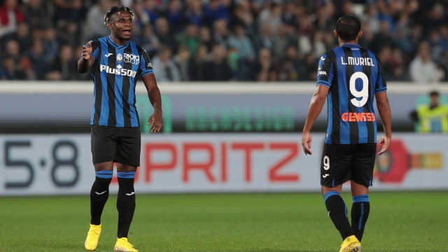 BERGAMO, ITALY - OCTOBER 23: Duvan Zapata speaks to Luis Muriel of Atalanta BC during the Serie A match between Atalanta BC and SS Lazio at Gewiss Stadium on October 23, 2022 in Bergamo, Italy. (Photo by Emilio Andreoli/Getty Images)