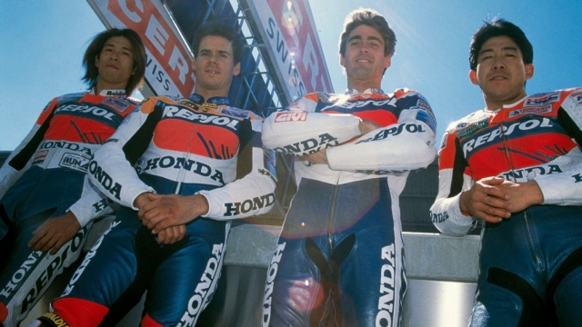Il team Honda Repsol del 1997: Aoki con la V2, Crivillé, Doohan e Okada con la V4
