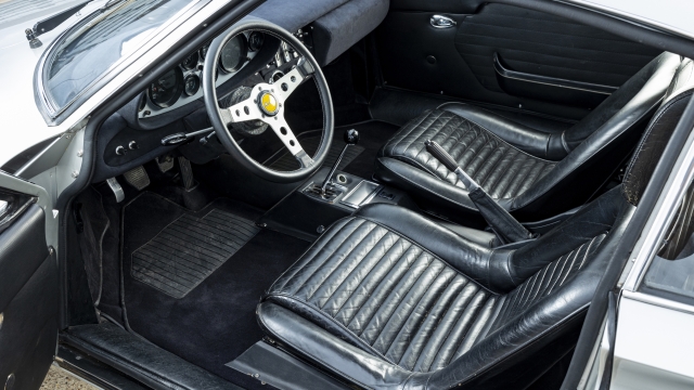 Gli interni in pelle nera della Ferrari Dino 246 GT del 1972 appartenuta a Keith Richards