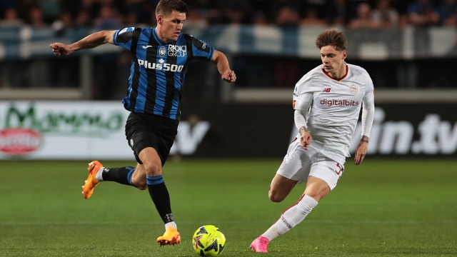 BERGAMO, ITALY - APRIL 24: Joakim Maehle of Atalanta BC and Nicola Zalewski of AS Roma battle for the ball during the Serie A match between Atalanta BC and AS Roma at Gewiss Stadium on April 24, 2023 in Bergamo, Italy. (Photo by Emilio Andreoli/Getty Images)