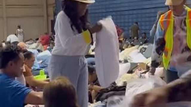 Oprah Winfrey è a Maui dove ha consegnato aiuti alla popolazione dopo il tremendo incendio che ha devastato l'isola delle Hawaii. Lo riporta la Cnn, postando un video che mostra la nota conduttrice americana distribuire pacchi in un rifugio per gli sfollati. INSTAGRAM KAKOO HALEAKALA +++ ATTENZIONE LA FOTO NON PUO' ESSERE PUBBLICATA O RIPRODOTTA SENZA L'AUTORIZZAZIONE DELLA FONTE DI ORIGINE CUI SI RINVIA+++ NPK +++