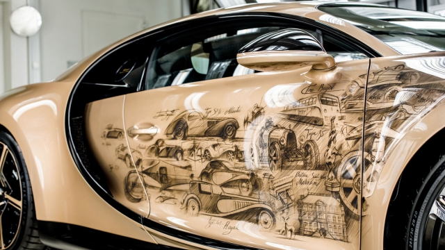 Le portiere dipinte a mano della Bugatti Chiron  Super Sport Golden Era