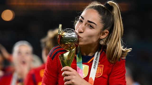 epa10809840 Olga Carmona of Spain kisses the winnerâ??s trophy after winning the FIFA Women's World Cup 2023 Final soccer match between Spain and England at Stadium Australia in Sydney, Australia, 20 August 2023.  EPA/DEAN LEWINS  AUSTRALIA AND NEW ZEALAND OUT