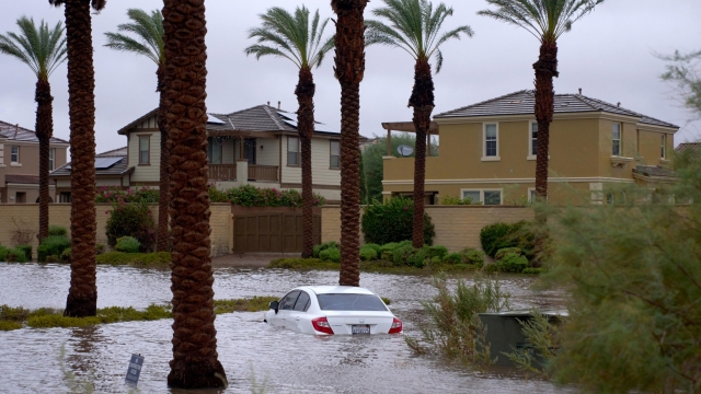 epaselect epa10811212 A car is submerged in flooded water as Tropical Storm Hilary arrives in Cathedral City, California, USA, 20 August 2023. Southern California is under a tropical storm warning for the first time in history as Hilary makes landfall. The last time a tropical storm made landfall in Southern California was 15 September 1939, according to the National Weather Service.  EPA/ALLISON DINNER