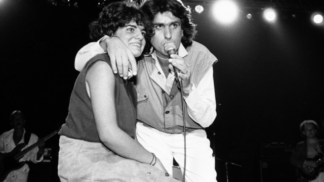 ©lapresse archivio storico spettacolo musica Monaco di Baviera 17-10-1983 Toto Cutugno nella foto: il cantante Toto Cutugno sul palco durante un concerto BUSTA 5716