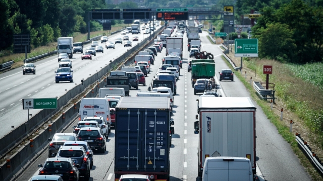 Traffico intenso sulla tangenziale di Torino nel periodo delle vacanze estive, 28 luglio 2023.    ANSA / TINO ROMANO