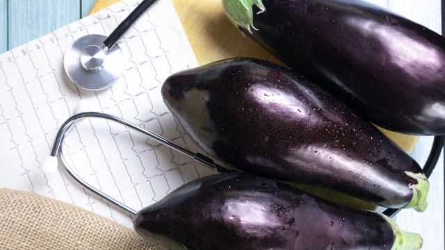 organic eggplant  , healthy foods to improve health, benefits for heart disease and vascular diseases, hypertension antioxidants and anticancer
