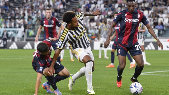 TURIN, ITALY - AUGUST 27: Weston McKennie of Juventus battles for the ball with Tommaso Corazza (L) and Jhon Lucumi (R) of Bologna FC during the Serie A TIM match between Juventus and Bologna FC at Allianz Stadium on August 27, 2023 in Turin, Italy. (Photo by Filippo Alfero - Juventus FC/Juventus FC via Getty Images)