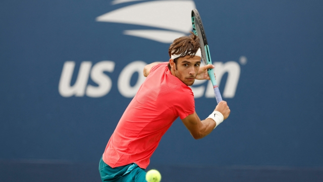 NEW YORK, NEW YORK - AUGUST 28: Lorenzo Musetti of Italy returns a shot against Titouan Droguet of France during their Men's Singles First Round match on Day One of the 2023 US Open at the USTA Billie Jean King National Tennis Center on August 28, 2023 in the Flushing neighborhood of the Queens borough of New York City.   Sarah Stier/Getty Images/AFP (Photo by Sarah Stier / GETTY IMAGES NORTH AMERICA / Getty Images via AFP)
