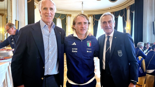 NAPLES, ITALY - MARCH 23: President CONI Giovanni Malagò, head coach of Italy Roberto Mancini and President FIGC Gabriele Gravina pose for a photo at the team lunch before the UEFA EURO 2024 qualifying round group C match between Italy and England at Stadio Diego Armando Maradona on March 23, 2023 in Naples, Italy. (Photo by Claudio Villa/Getty Images )