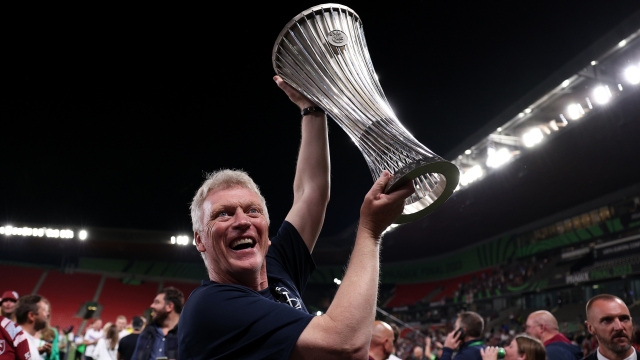 PRAGUE, CZECH REPUBLIC - JUNE 07: David Moyes, Manager of West Ham United, celebrates with the UEFA Europa Conference League trophy after the team's victory during  the UEFA Europa Conference League 2022/23 final match between ACF Fiorentina and West Ham United FC at Eden Arena on June 07, 2023 in Prague, Czech Republic. (Photo by Richard Heathcote/Getty Images)