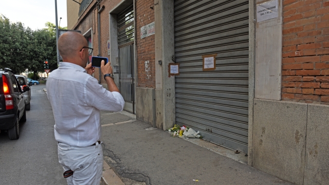 Omicidio nella tabaccheria di via Rosati a Foggia  conoscenti hanno lasciato dei fiori   - fotografo: franco cautillo