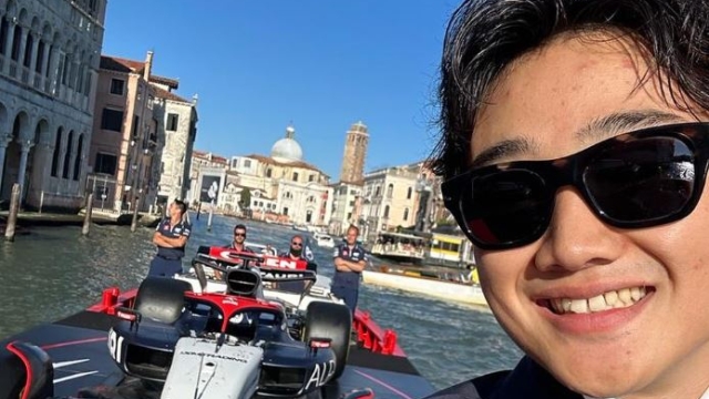 Yuki Tsunoda, 23 anni, è a Venezia per assistere al film su Alpha Tauri (Instagram)