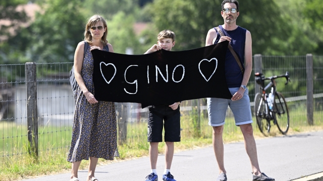Tour de Suisse 2023 - 86th Edition - 6th stage Chur - Oberwil Lieli 140,9 km - 16/06/2023 - Fans pay tribute to Gino Mader - photo Vincent Kalut/PN/SprintCyclingAgencyÂ©2023