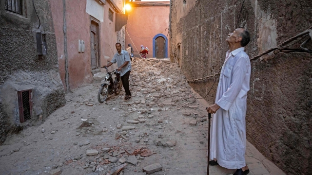 A resident looks at a damaged building following a 6.8-magnitude quake in Marrakesh on September 9, 2023. A powerful earthquake that shook Morocco late September 8 killed more than 600 people, interior ministry figures showed, sending terrified residents fleeing their homes in the middle of the night. (Photo by FADEL SENNA / AFP)