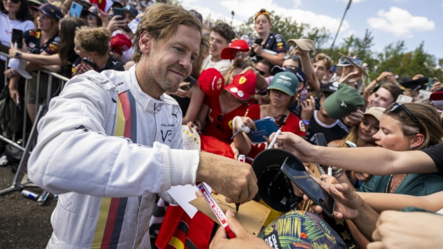 Vettel insieme ai fan al Red Bull Formula Nurburgring