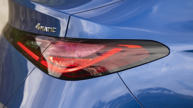 Mercedes-Benz GLC 300 de 4MATIC Coupé: Kraftstoffverbrauch kombiniert, gewichtet (WLTP) 0,5-0,4 l/100 km, Stromverbrauch kombiniert, gewichtet (WLTP) 22,7-20.3 kWh/100km, CO2-Emissionen kombiniert, gewichtet (WLTP) 13-10 g/km [2]; Exterieur: Spektralblau, AMG-Line; [2] Die angegebenen Werte sind die ermittelten „WLTP-CO₂-Werte i.S.v. Art. 2 Nr. 3 Durchführungsverordnung (EU) 2017/1153. Die Kraftstoffverbrauchswerte wurden auf Basis dieser Werte errechnet. Stromverbrauch und Reichweite wurden auf Grundlage der VO 2017/1151/EU ermittelt.;Kraftstoffverbrauch kombiniert, gewichtet (WLTP) 0,5-0,4 l/100 km, Stromverbrauch kombiniert, gewichtet (WLTP) 22,7-20.3 kWh/100km, CO2-Emissionen kombiniert, gewichtet (WLTP) 13-10 g/km [2]; [2] Die angegebenen Werte sind die ermittelten „WLTP-CO₂-Werte i.S.v. Art. 2 Nr. 3 Durchführungsverordnung (EU) 2017/1153. Die Kraftstoffverbrauchswerte wurden auf Basis dieser Werte errechnet. Stromverbrauch und Reichweite wurden auf Grundlage der VO 2017/1151/EU ermittelt.

Mercedes-Benz GLC 300 de 4MATIC Coupé: fuel consumption combined, weighted (WLTP) 0.5-0.4 l/100 km, electric energy consumption combined, weighted (WLTP) 22.7-20.3 kWh/100km, CO2 emissions combined, weighted (WLTP) 13-10 g/km [2]; exterior: spectral blue, AMG line; [2] The stated figures are the measured "WLTP CO₂ figures" in accordance with Art. 2 No. 3 of Implementing Regulation (EU) 2017/1153. The fuel consumption figures were calculated on the basis of these figures. Electric energy consumption was determined on the basis of Commission Regulation (EU) 2017/1151.;Fuel consumption combined, weighted (WLTP) 0.5-0.4 l/100 km, electric energy consumption combined, weighted (WLTP) 22.7-20.3 kWh/100km, CO2 emissions combined, weighted (WLTP) 13-10 g/km [2]; [2] The stated figures are the measured "WLTP CO₂ figures" in accordance with Art. 2 No. 3 of Implementing Regulation (EU) 2017/1153. The fuel consumption figures were calculated on the basis of these figures. Electric energy consumption was determined on the basis of Commission Regulation (EU) 2017/1151.