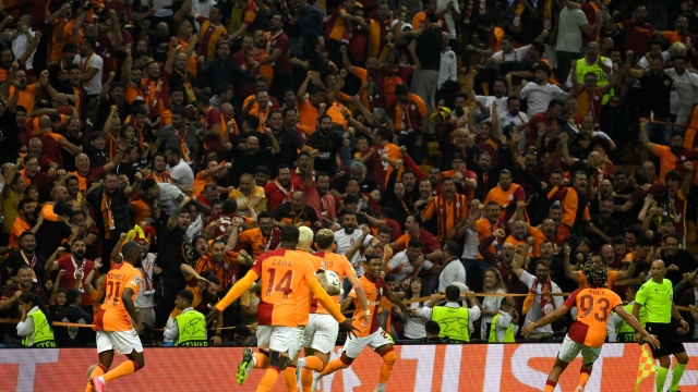 Galatasaray's players celebrate after their team's first goal during the UEFA Champions League Group A between Galatasaray and FC Copenhagen at the Rams Park stadium in Istanbul, on September 20, 2023. (Photo by YASIN AKGUL / AFP)