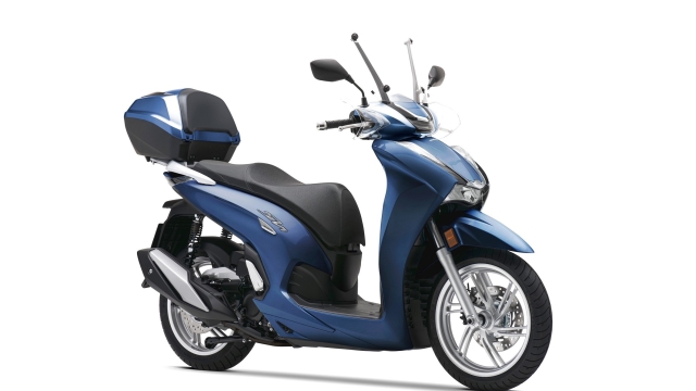 L'Honda SH350i nella nuova colorazione 2023 ‘Crescent Blue Metallic’