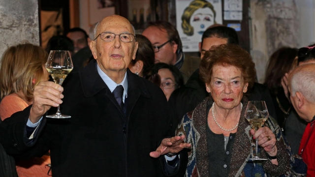 Giorgio Napolitano, con la moglie Clio, fa un brindisi durante la festa organizzata in suo onore nel quartiere Monti di Roma, 17 gennaio 2015. ANSA/ALESSANDRO DI MEO