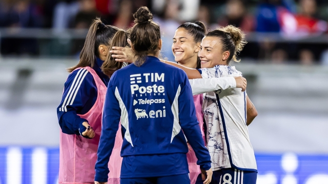 epa10877510 Italy's midfielder Arianna Caruso (R) celebrates with teammates after the UEFA Nations League women's soccer match between Switzerland and Italy at Kybunpark stadium in St. Gallen, Switzerland, 22 September 2023.  EPA/MICHAEL BUHOLZER