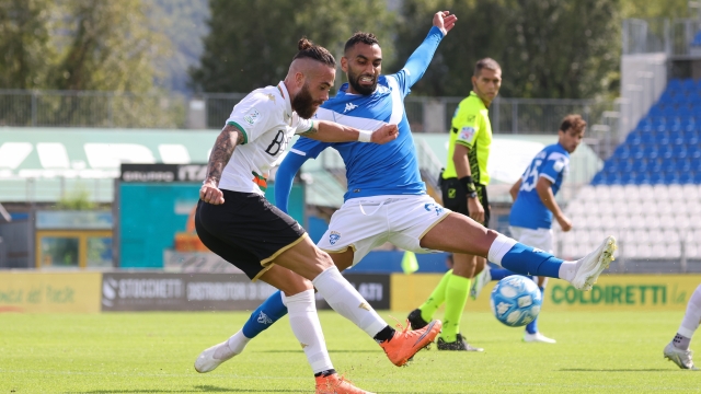 Foto Stefano Nicoli/LaPresse 23 Settembre 2023 Brescia, Italia - sport, calcio - Brescia vs Venezia  - Campionato di calcio Serie BKT 2023/2024 - Stadio Mario Rigamonti. Nella foto:  Mohamed Fares (6 Brescia) Francesco Zampano (7 Venezia FC)m  September 23, 2023 Brescia, Italy - sport, soccer - Brescia vs Venezia- Italian Football Championship League BKT 2023/2024 - Mario Rigamonti stadium. In the pic: Mohamed Fares (6 Brescia) Francesco Zampano (7 Venezia FC)