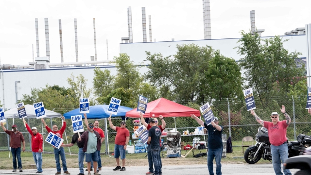 TOLEDO, OHIO - SEPTEMBER 18: United Auto Workers members picket outside the Jeep Plant gate on September 18, 2023 in Toledo, Ohio. The U.A.W. walked out of three locations on Thursday night at midnight, marking the first time they've been simultaneously on strike at Ford, General Motors, and Stellantis the big three automakers.   Sarah Rice/Getty Images/AFP (Photo by Sarah Rice / GETTY IMAGES NORTH AMERICA / Getty Images via AFP)
