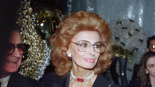 Portrait taken on November 30, 1990 shows Italian actress Sophia Loren during a fashion show on French milliner Jean Barthet in Paris. (Photo by Jean-Loup GAUTREAU / AFP)