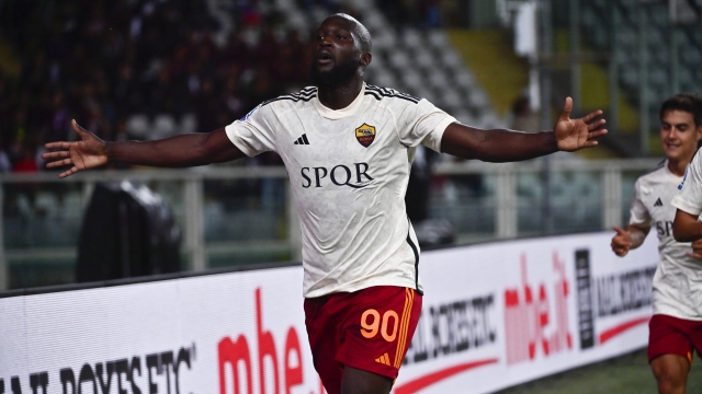 TURIN, ITALY - SEPTEMBER 24: Romelu Lukaku of AS Roma celebrates after scoring the team's first goal during the Serie A TIM match between Torino FC and AS Roma at Stadio Olimpico di Torino on September 24, 2023 in Turin, Italy. (Photo by Stefano Guidi/Getty Images)