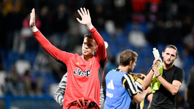 REGGIO NELL'EMILIA, ITALY - SEPTEMBER 23: Wojciech Szczesny of Juventus acknowledges fans after the Serie A TIM match between US Sassuolo and Juventus at Mapei Stadium - Citta' del Tricolore on September 23, 2023 in Reggio nell'Emilia, Italy. (Photo by Daniele Badolato - Juventus FC/Juventus FC via Getty Images)