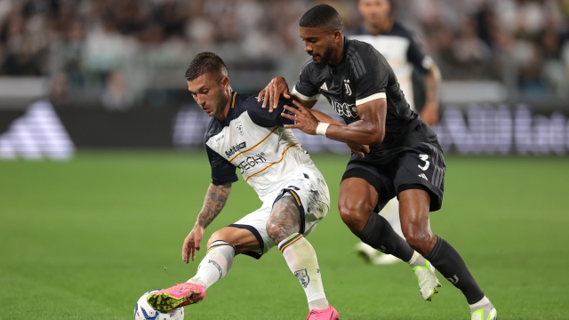 TURIN, ITALY - SEPTEMBER 26: Gabriel Strefezza of US Lecce defends the ball from Gleison Bremer of Juventus during the Serie A TIM match between Juventus and US Lecce at Allianz Stadium on September 26, 2023 in Turin, Italy. (Photo by Jonathan Moscrop/Getty Images)