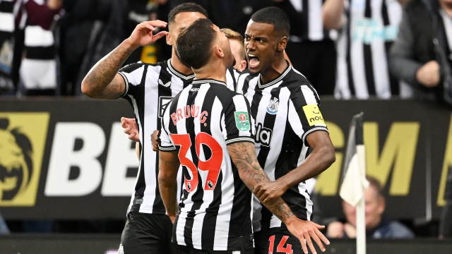 NEWCASTLE UPON TYNE, ENGLAND - SEPTEMBER 27: Alexander Isak of Newcastle United celebrates after scoring the team's first goal during the Carabao Cup Third Round match between Newcastle United and Manchester Cityat St James' Park on September 27, 2023 in Newcastle upon Tyne, England. (Photo by Stu Forster/Getty Images)
