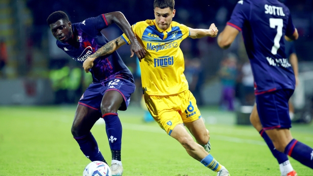 Alfred Duncan of Fiorentina (L) vies for the ball with Matias Soule of Frosinone (R) during the Serie A soccer match between Frosinone Calcio and ACF Fiorentina at Benito Stirpe stadium in Frosinone, Italy, 28 September 2023. ANSA/FEDERICO PROIETTI