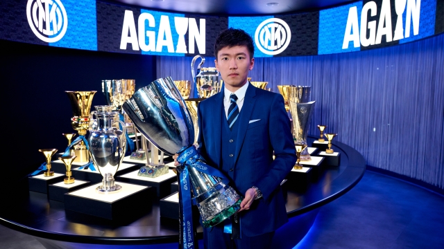 MILAN, ITALY - JANUARY 20: Steven Zhang president of FC Internazionale poses for a photo with the Italian Super Cup trophy  at FC Internazionale Headquarters at Inter HQ on January 20, 2023 in Milan, Italy. (Photo by Mattia Ozbot - Inter/Inter via Getty Images)