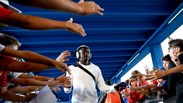REGGIO NELL'EMILIA, ITALY - SEPTEMBER 23: Moise Kean of Juventus greets fans as the team arrives to the stadium prior to the Serie A TIM match between US Sassuolo and Juventus at Mapei Stadium - Citta' del Tricolore on September 23, 2023 in Reggio nell'Emilia, Italy. (Photo by Daniele Badolato - Juventus FC/Juventus FC via Getty Images)