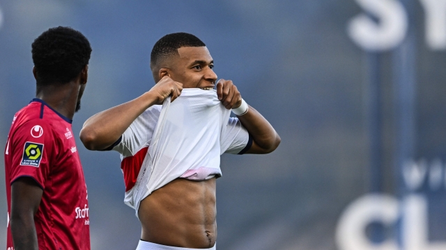 Paris Saint-Germain's French forward #07 Kylian Mbappe (C) reacts during the French L1 football match between Clermont Foot 63 and Paris Saint-Germain (PSG) at Stade Gabriel Montpied in Clermont-Ferrand, central France on September 30, 2023. (Photo by OLIVIER CHASSIGNOLE / AFP)