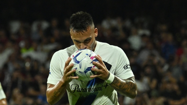 Inter's Lautaro Martinez celebrates the victory kissing the ball at the end of the Italian Serie A soccer match US Salernitana vs FC Inter at the Arechi stadium in Salerno, Italy, 30 September 2023. ANSA/MASSIMO PICA
