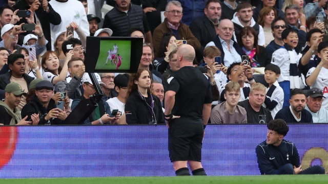 epa10892458 Referee Simon Hooper (C) checks the VAR display before giving a red card to Liverpool's Curtis Jones (not pictured) during the English Premier League soccer match between Tottenham Hotspur and Liverpool FC, in London, Britain, 30 September 2023.  EPA/NEIL HALL EDITORIAL USE ONLY. No use with unauthorized audio, video, data, fixture lists, club/league logos or 'live' services. Online in-match use limited to 120 images, no video emulation. No use in betting, games or single club/league/player publications.