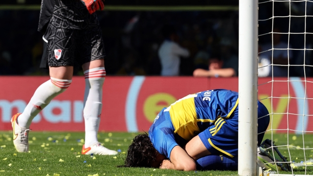 Boca Juniors' Uruguayan midfielder Edinson Cavani reacts after missing a chance to score against River Plate during the Argentine Professional Football League Tournament 2023 Superclasico match at La Bombonera stadium in Buenos Aires on October 1, 2023. (Photo by ALEJANDRO PAGNI / AFP)