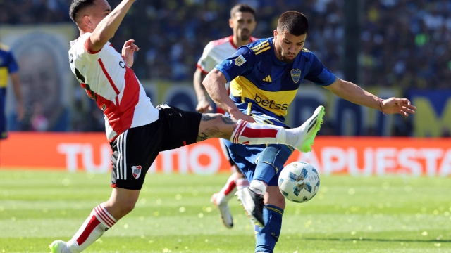 Boca Juniors' defender Marcelo Weigandt (R) fights for the ball with River Plate's midfielder Esequiel Barco during their Argentine Professional Football League Tournament 2023 Superclasico match at La Bombonera stadium in Buenos Aires on October 1, 2023. (Photo by ALEJANDRO PAGNI / AFP)