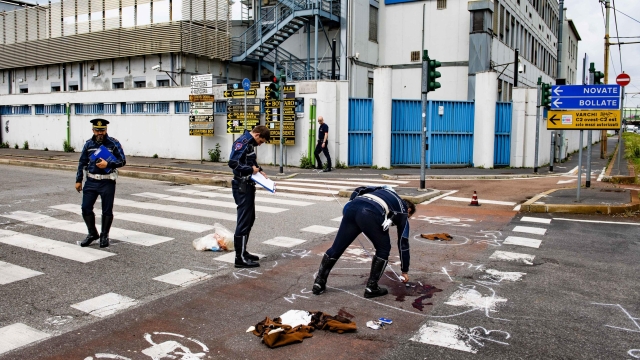 Polizia locale effettua i rilievi sul luogo dove un ciclista è stato investito e ucciso da un camion a Milano, 8 maggio, 2023. Il ciclista dopo l'impatto col mezzo pesante, un autoarticolato, è stato portato in codice rosso all'ospedale Niguarda dove poco dopo è deceduto a causa delle ferite riportate. Ansa/Andrea Fasani