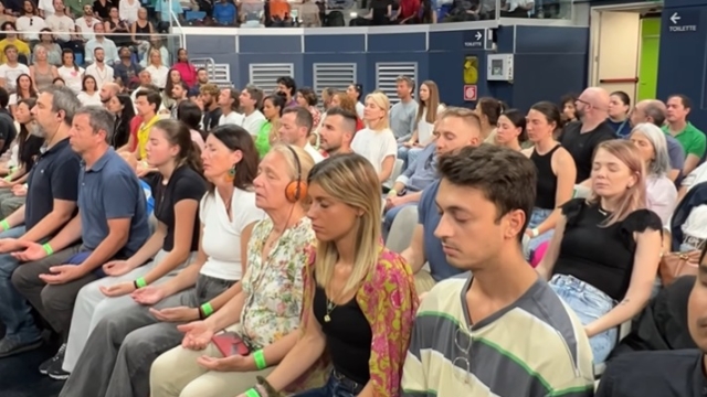 Sadhguru a Milano, gli spettatori durante la meditazione